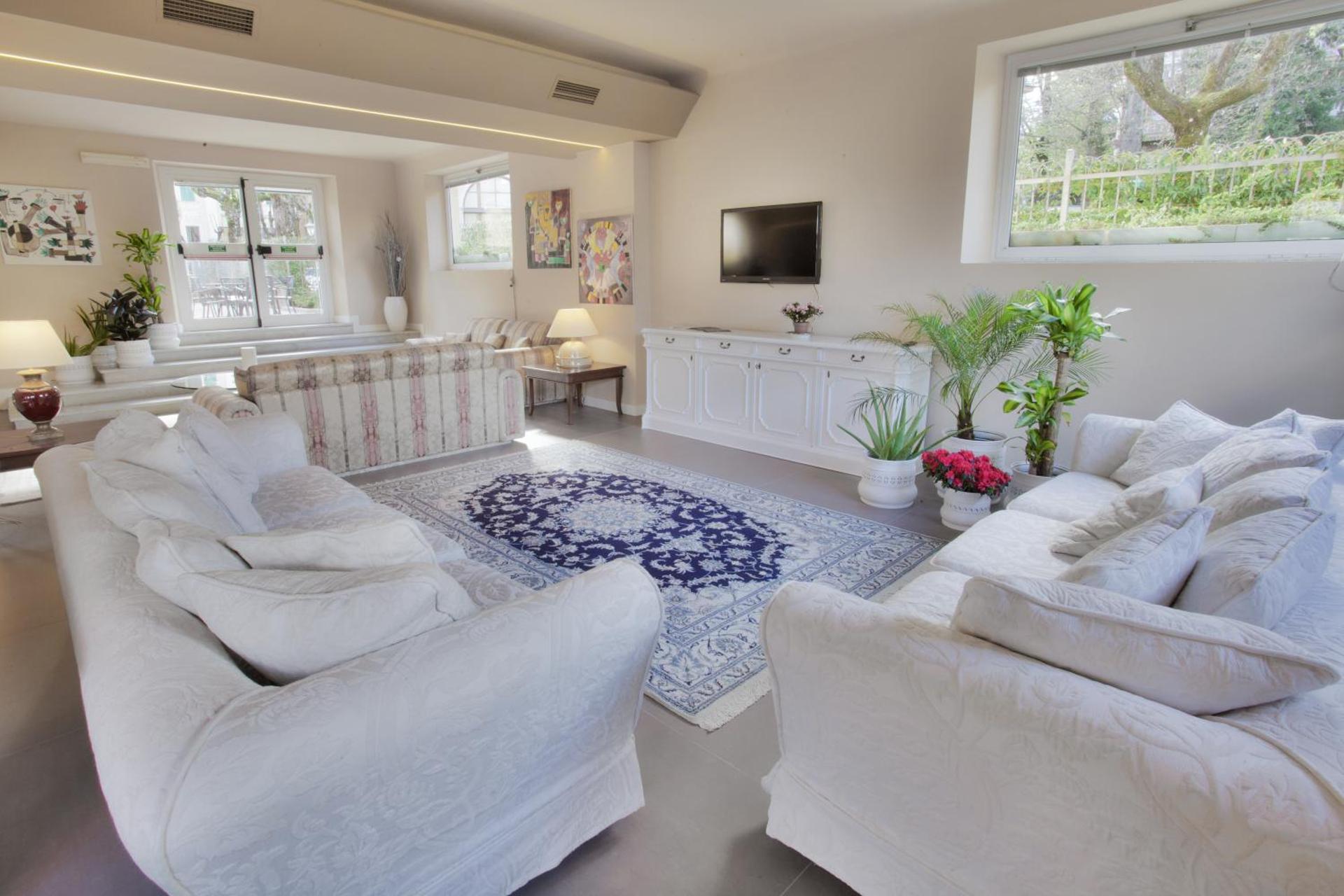 Communal lounge/ TV room