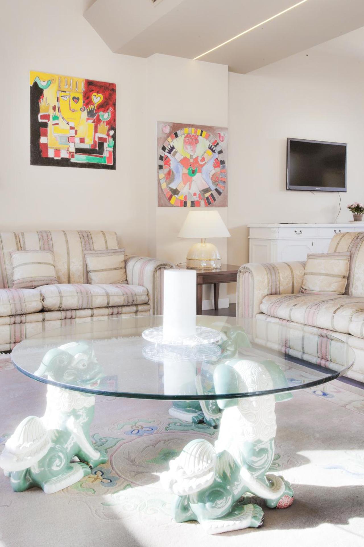 Communal lounge/ TV room