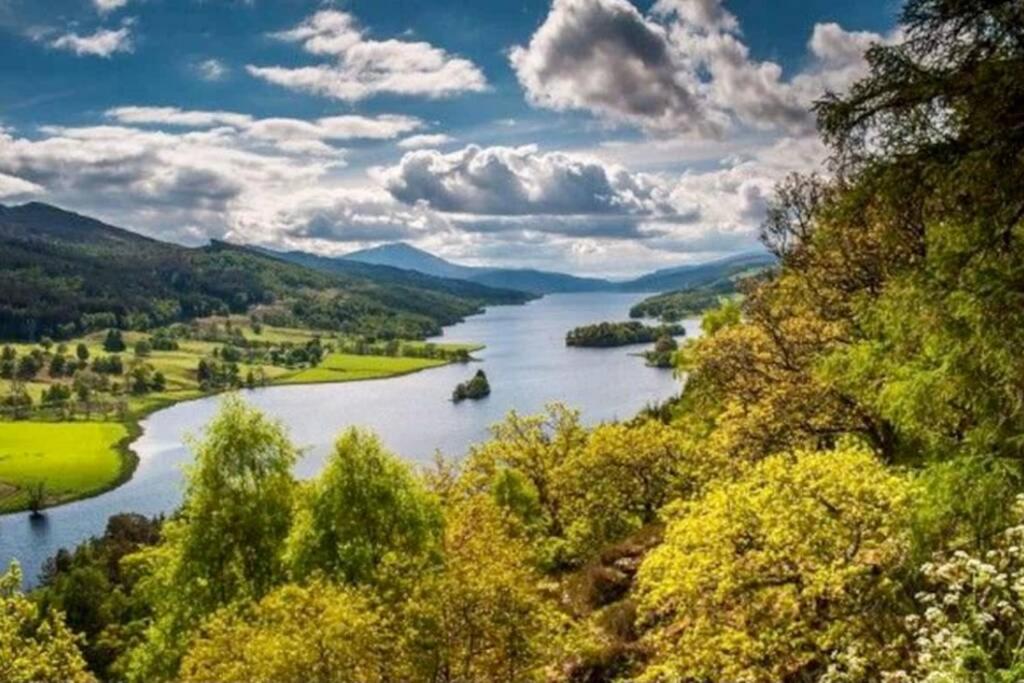 Beautiful 2 Bedroom, 2 Bathroom Flat with Parking.