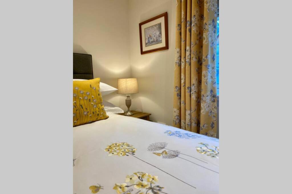 Beautiful 2 Bedroom, 2 Bathroom Flat with Parking.