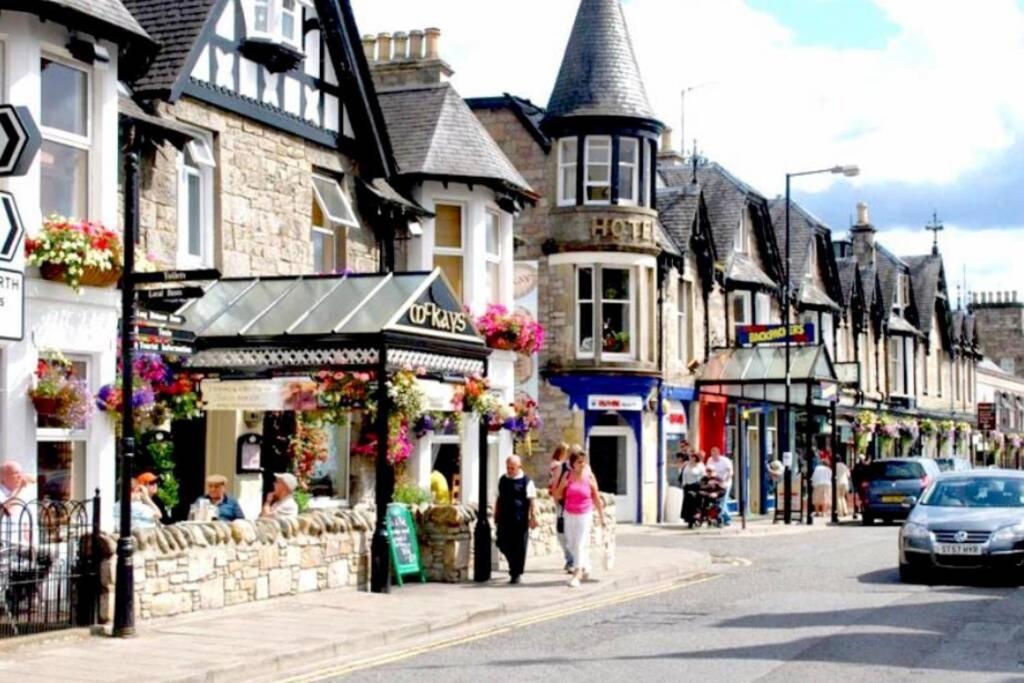 Beautiful 2 Bedroom, 2 Bathroom Flat with Parking.