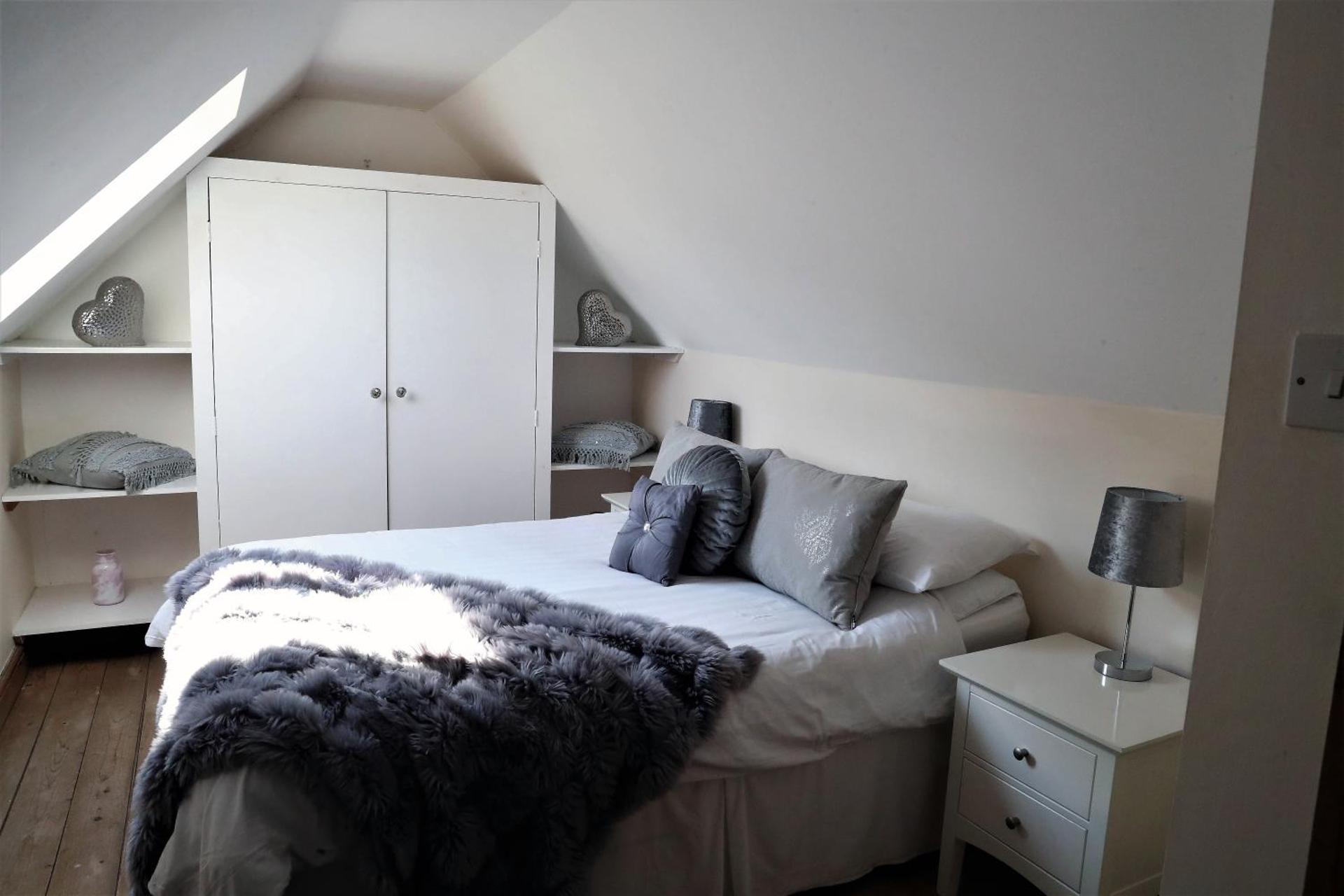 One-Bedroom Cottage With Hot Tub