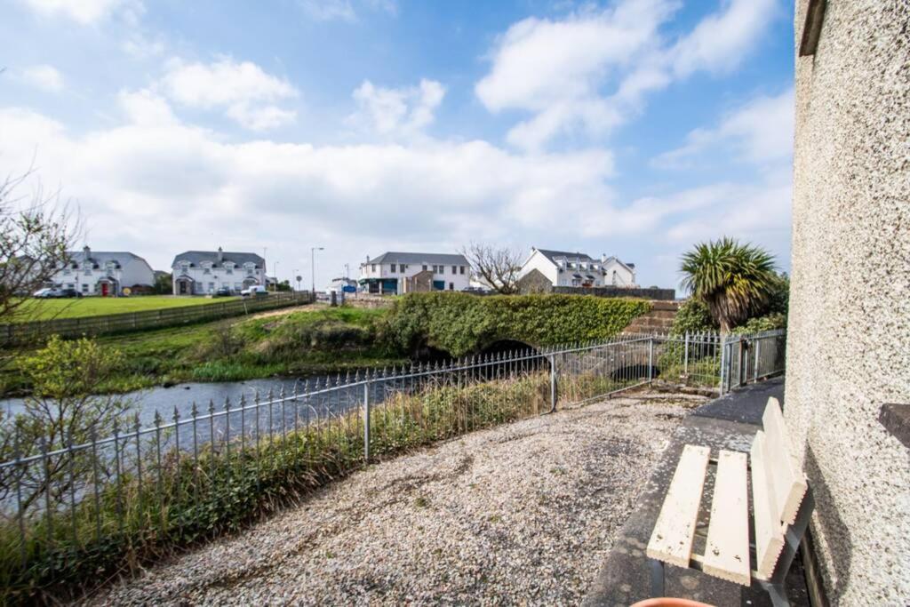 Fishermans Cottage Stunning Two Bedroom with Views close to town