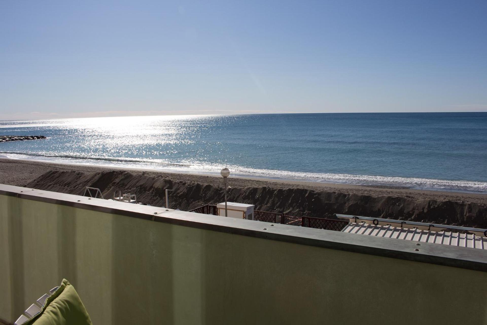 Splendido appartamento fronte mare con box doppio