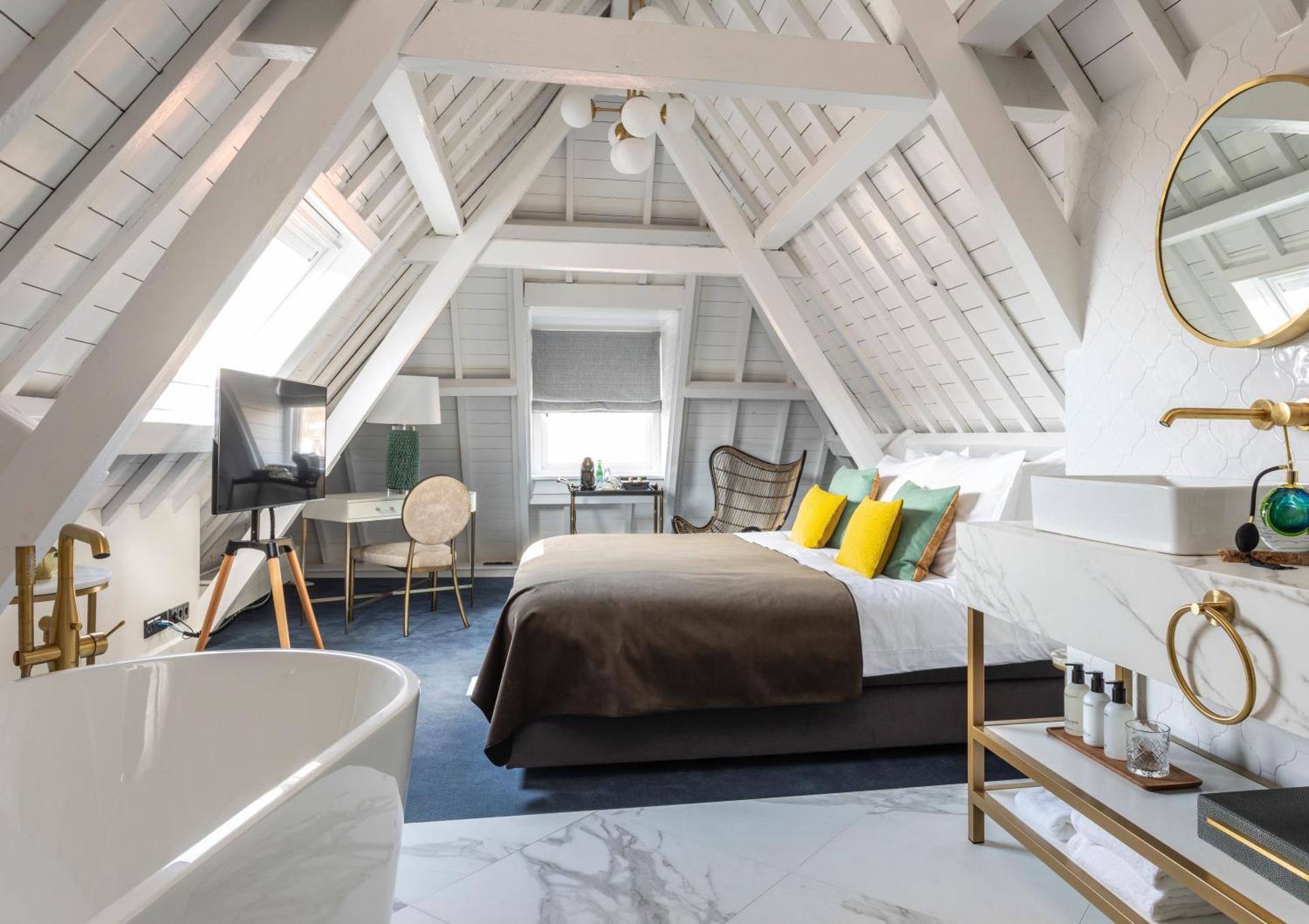 Photo of the whole room