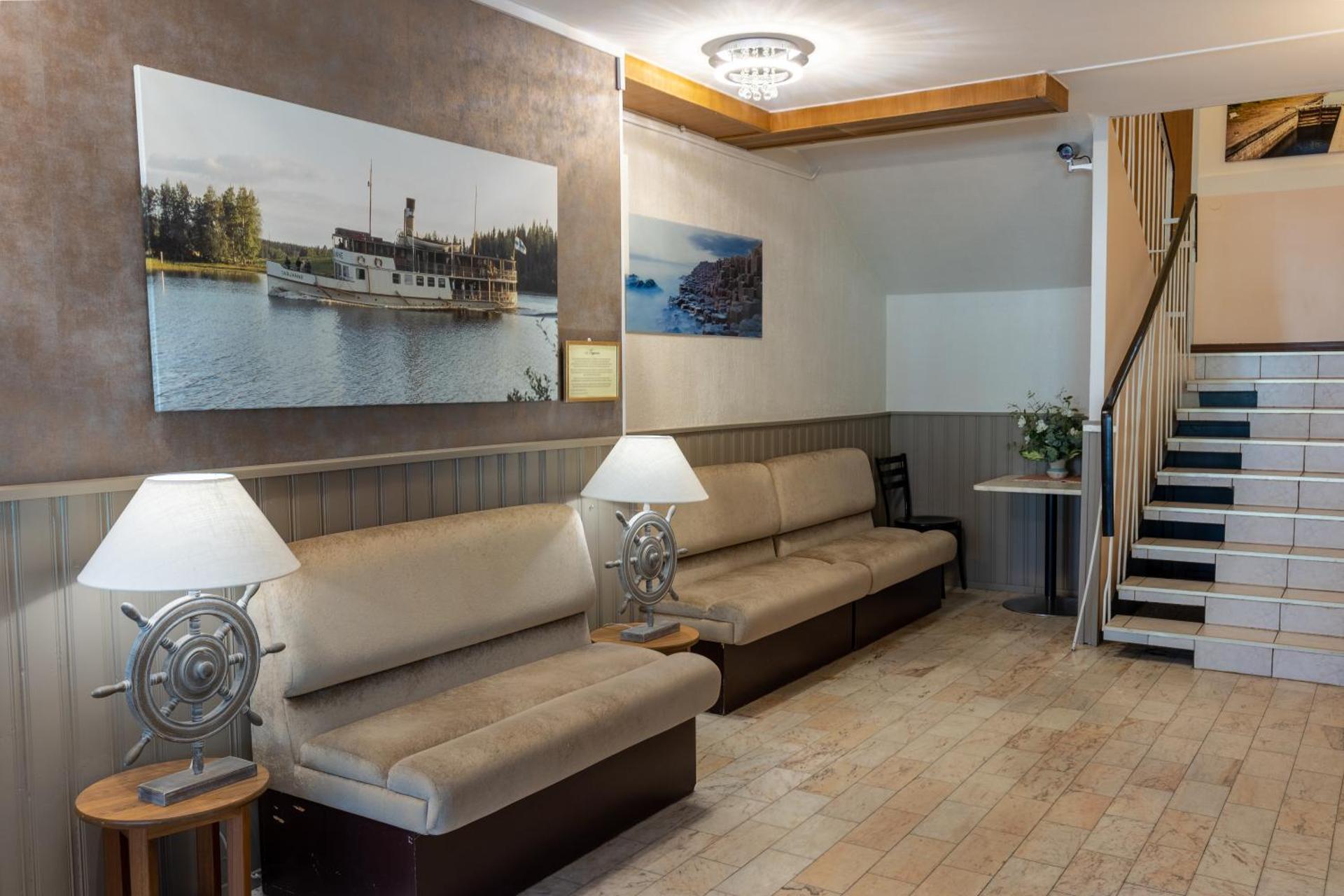 Communal lounge/ TV room