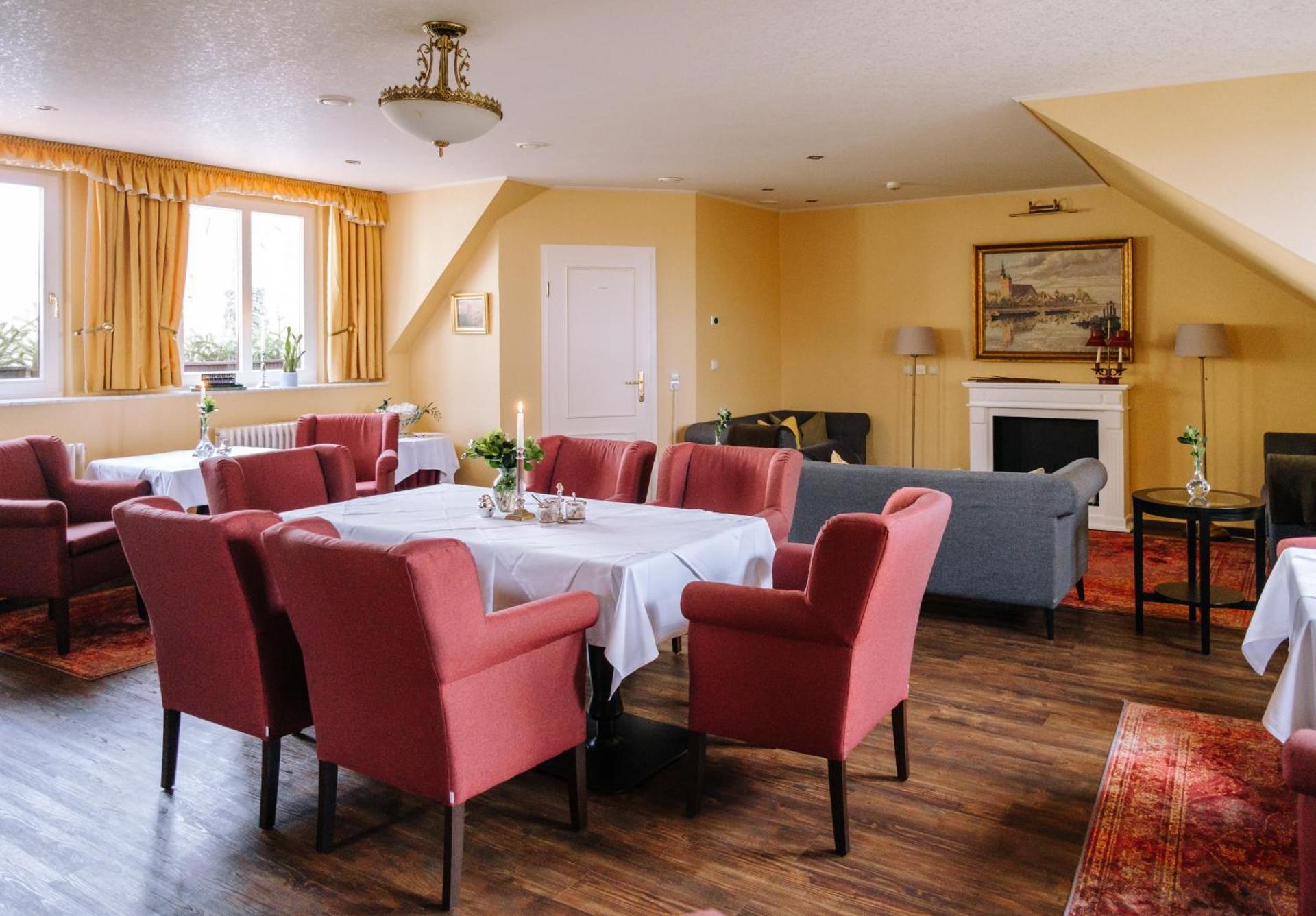 Communal lounge/ TV room