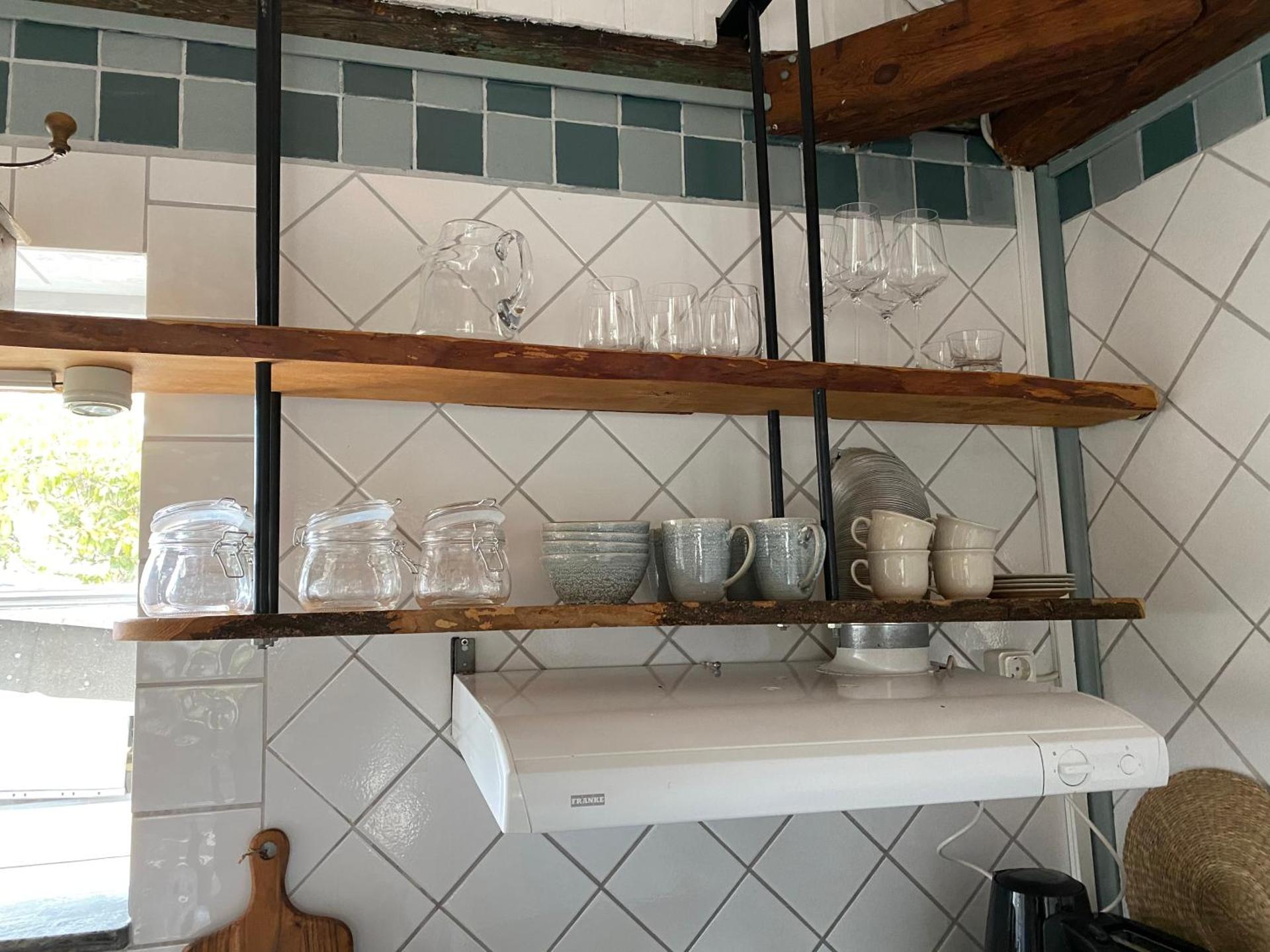 B&B Bland ormbunkar och rosor