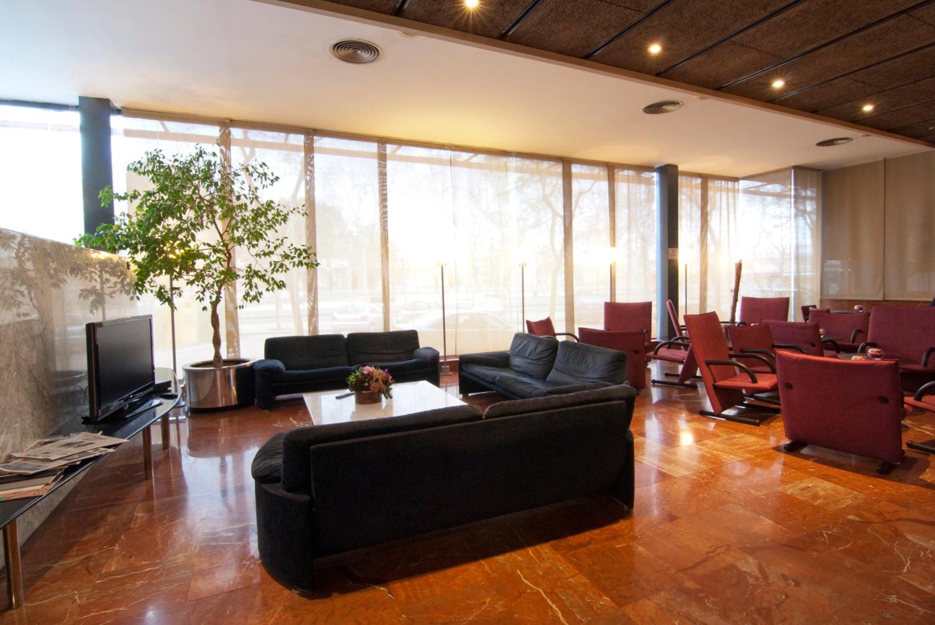 Communal lounge/ TV room