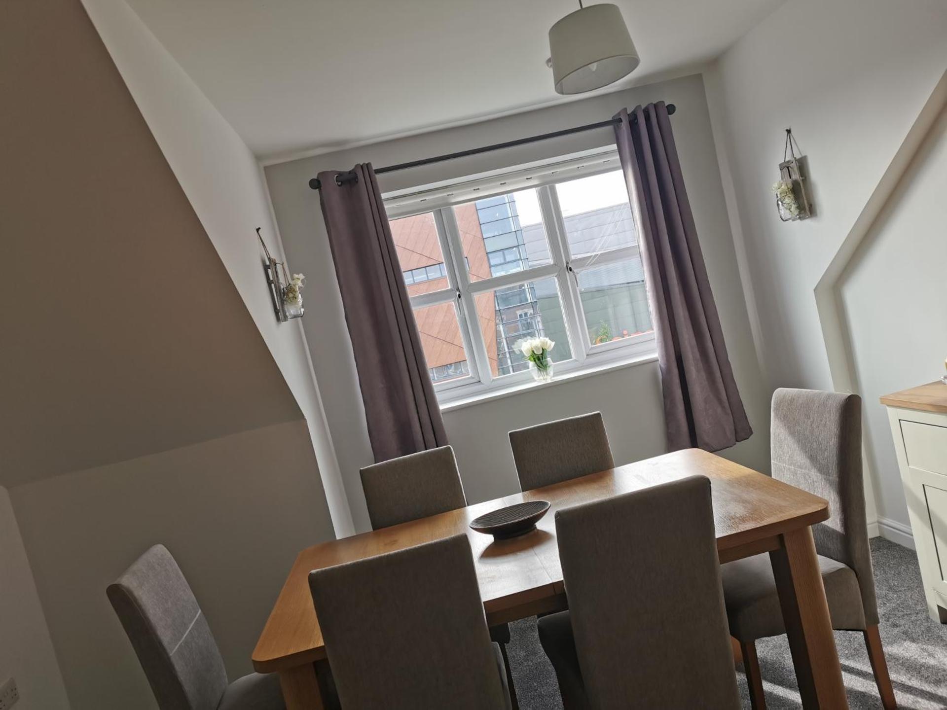 Spacious & modern 3 Bed Apartment + parking & central location