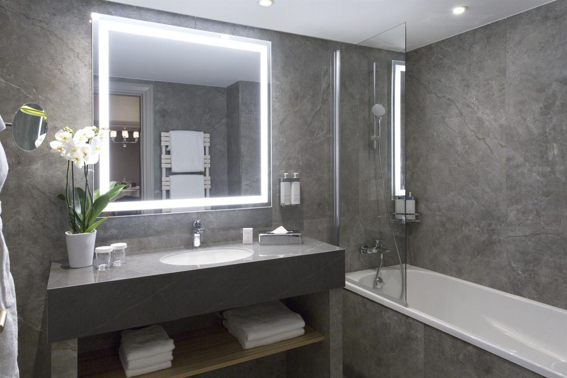 Warwick Reine Astrid - Lyon