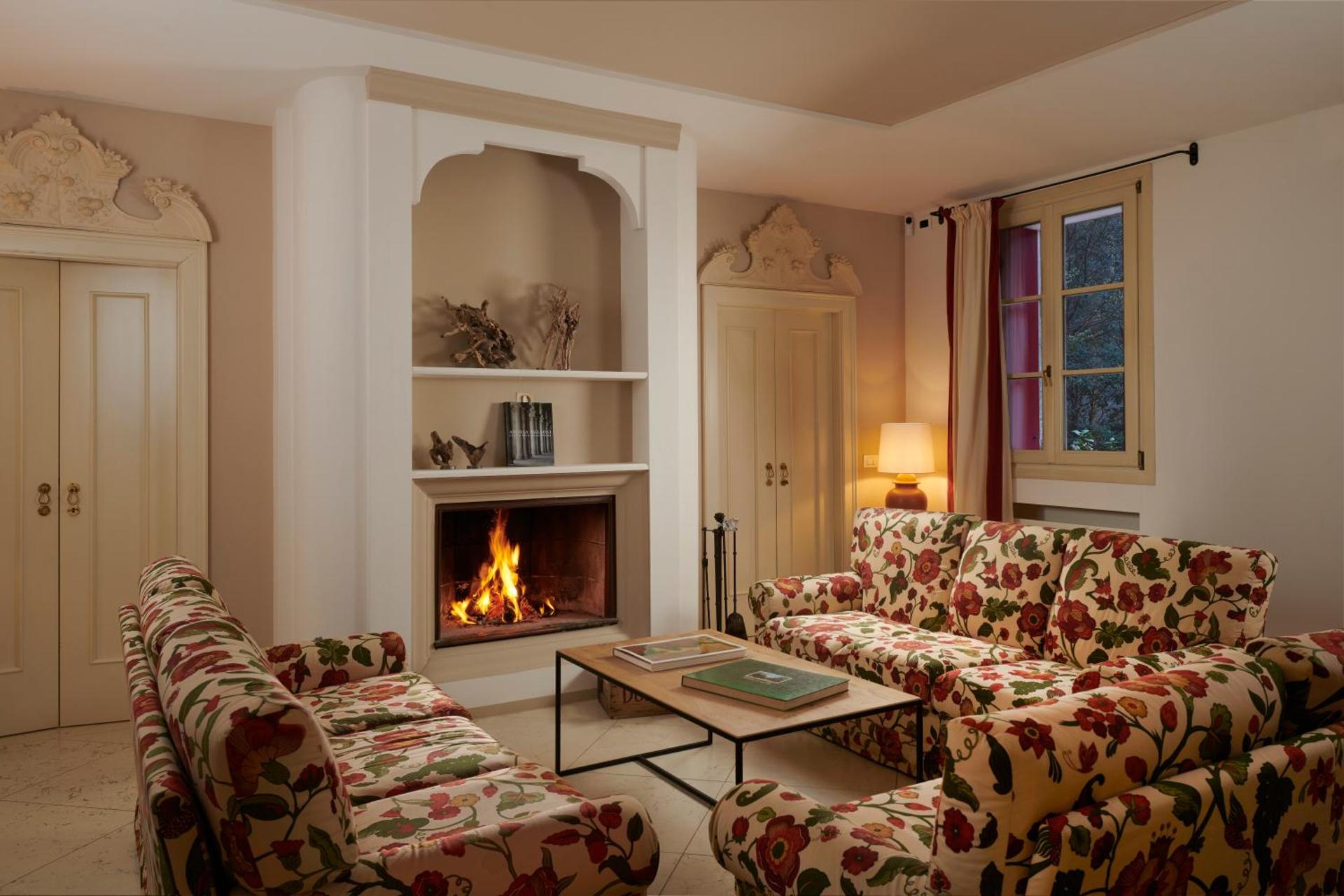 Communal lounge/ TV room