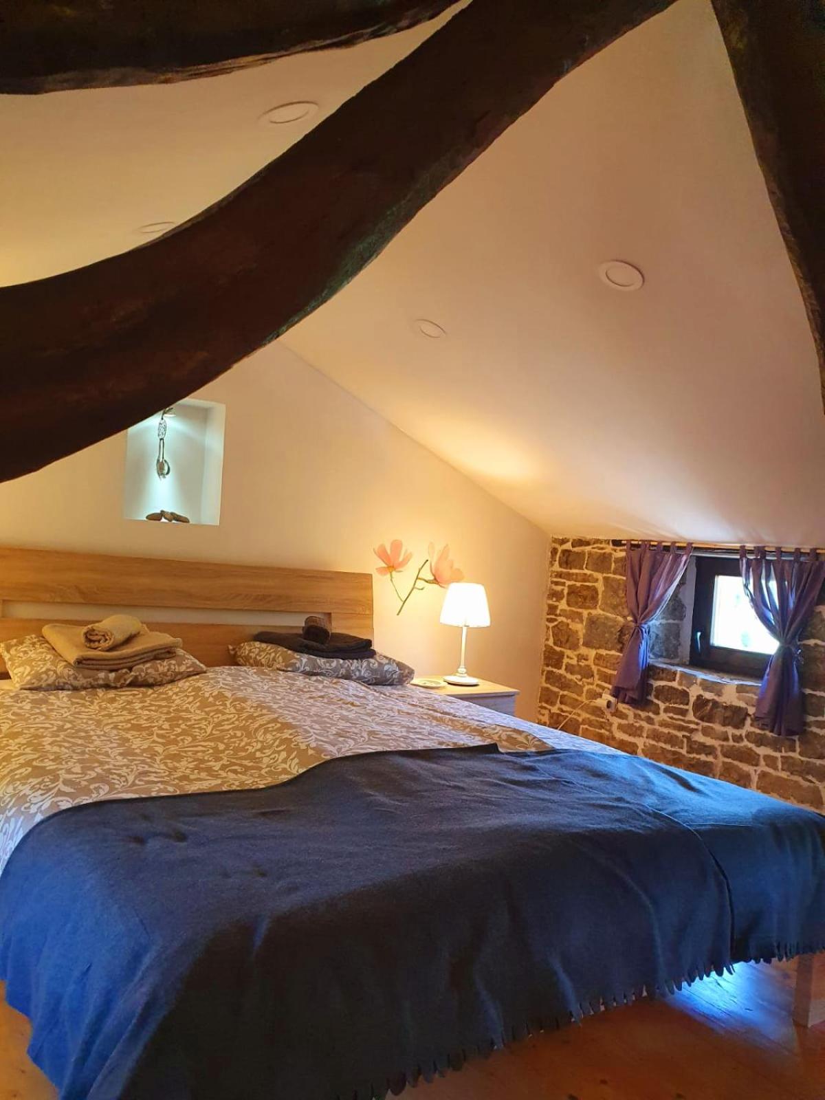 Casa Leonarda, rustic Istrian stone house, nature, peace and hilltop views, near Motovun