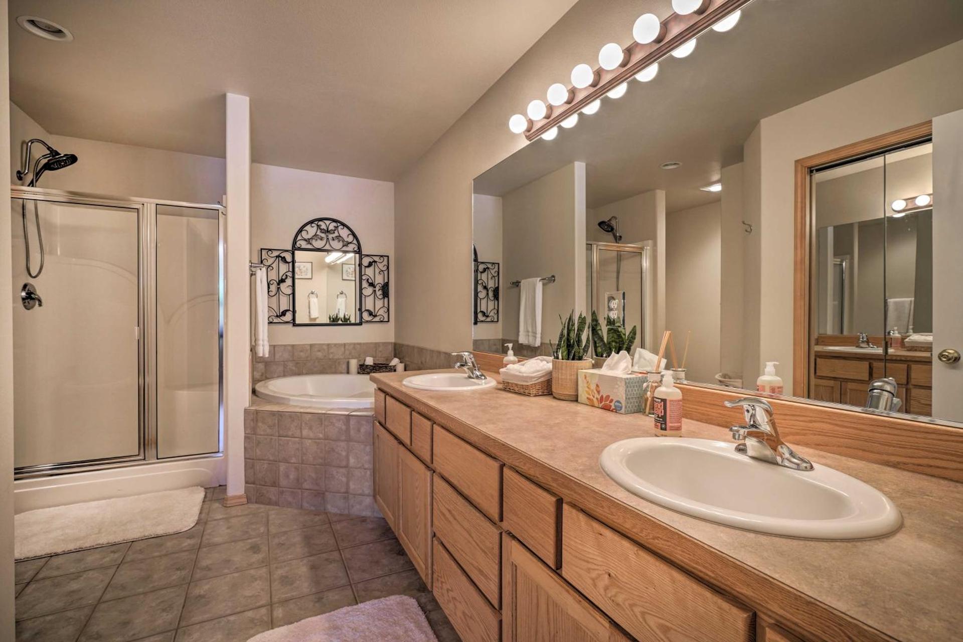 Pet-Friendly Townhome with Hot Tub in Redmond!