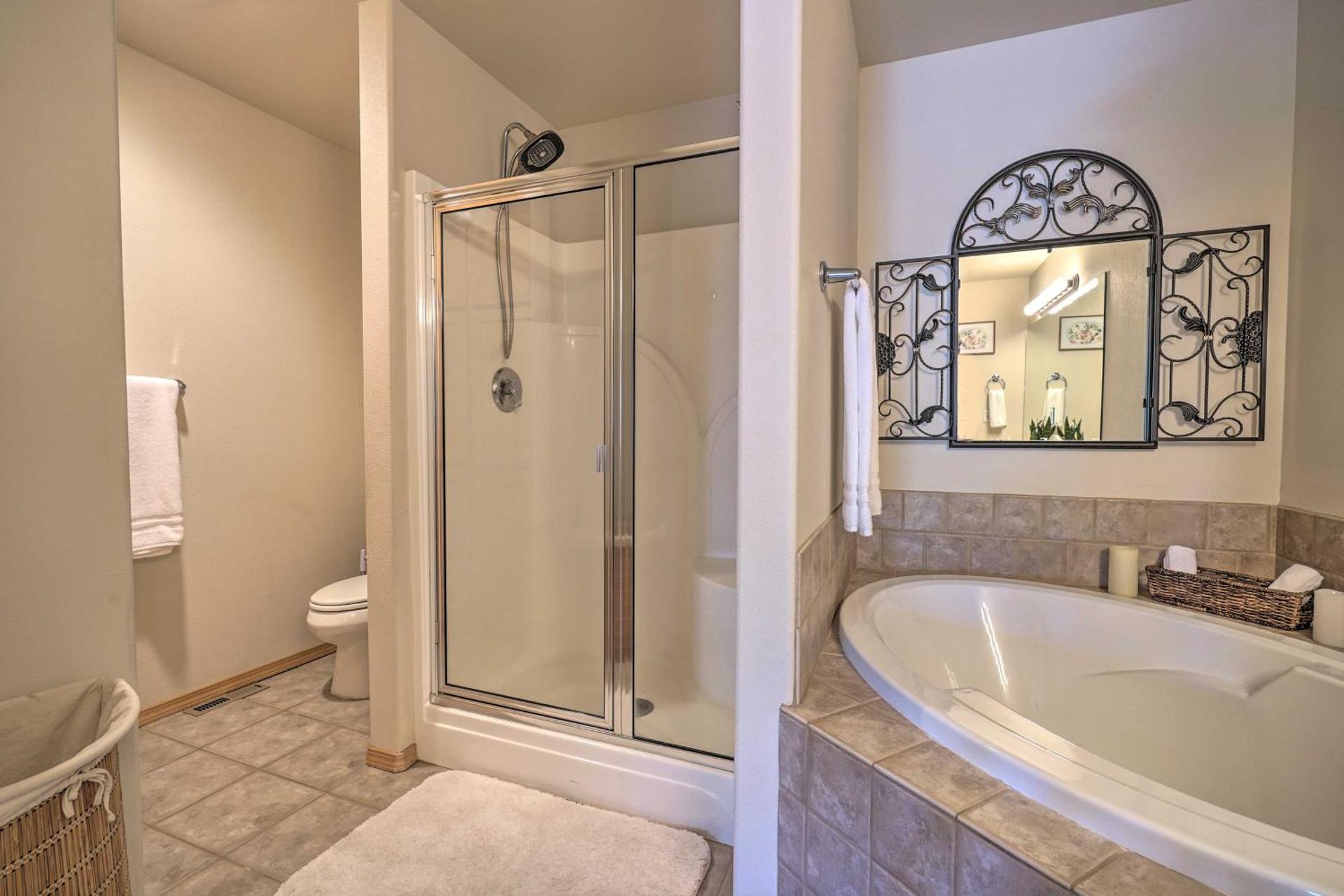 Pet-Friendly Townhome with Hot Tub in Redmond!