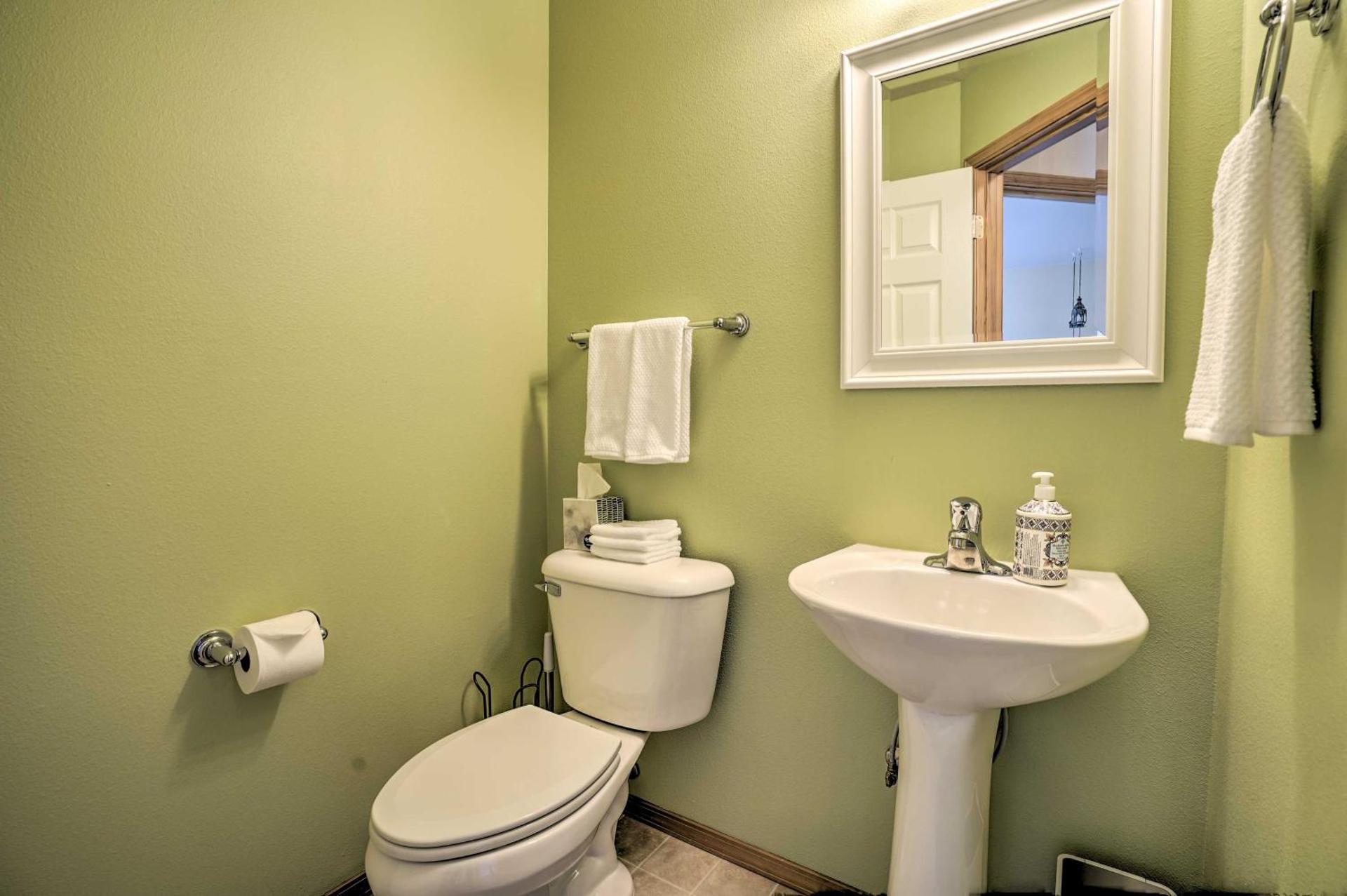 Pet-Friendly Townhome with Hot Tub in Redmond!