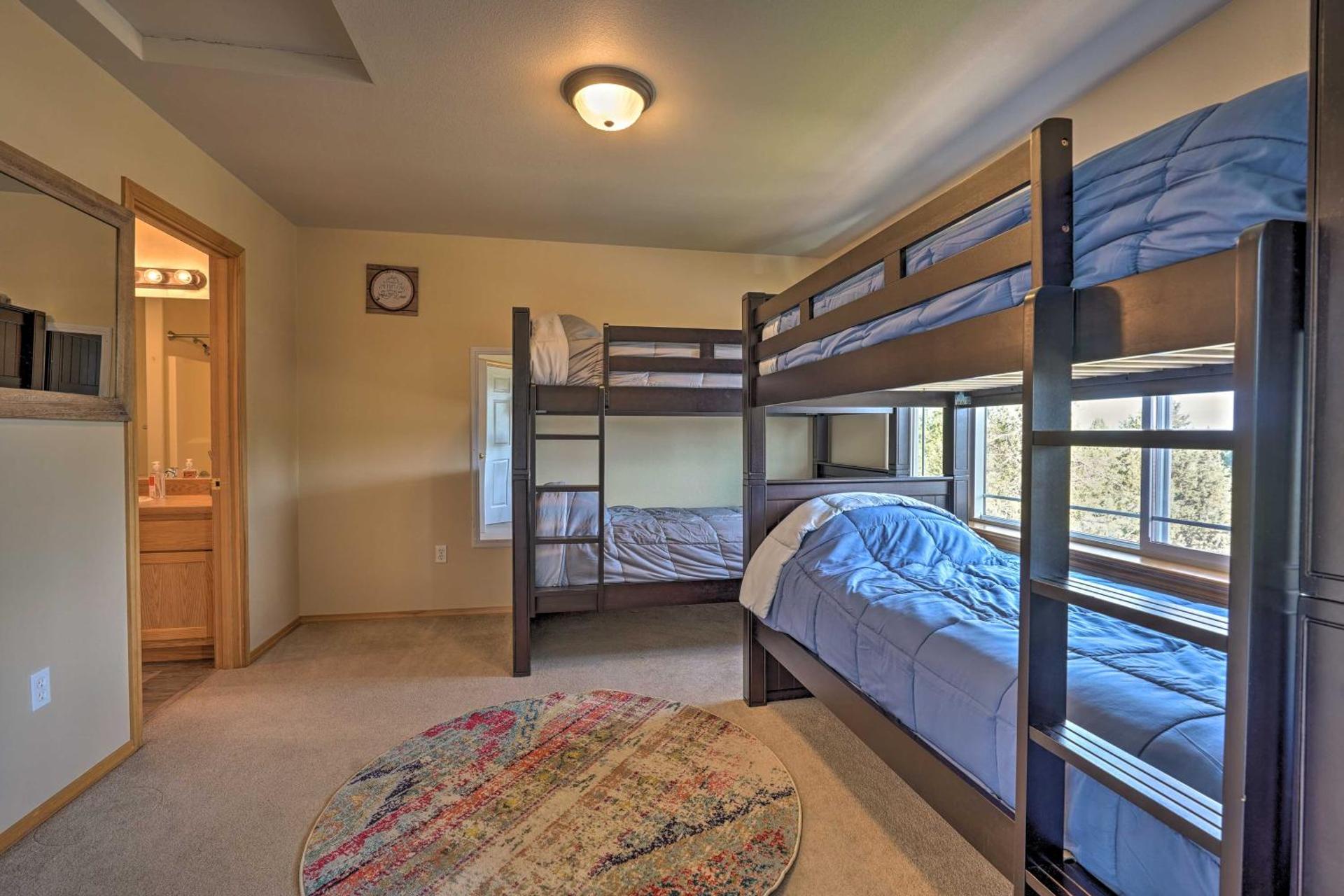 Pet-Friendly Townhome with Hot Tub in Redmond!