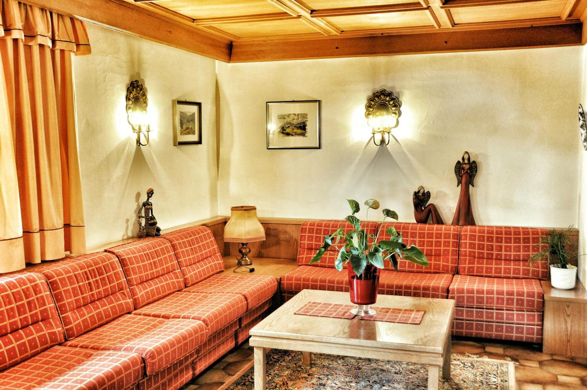 Communal lounge/ TV room