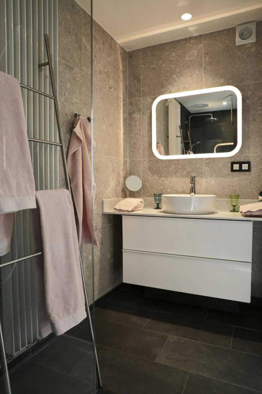 COTTAGE ON THE CANAL