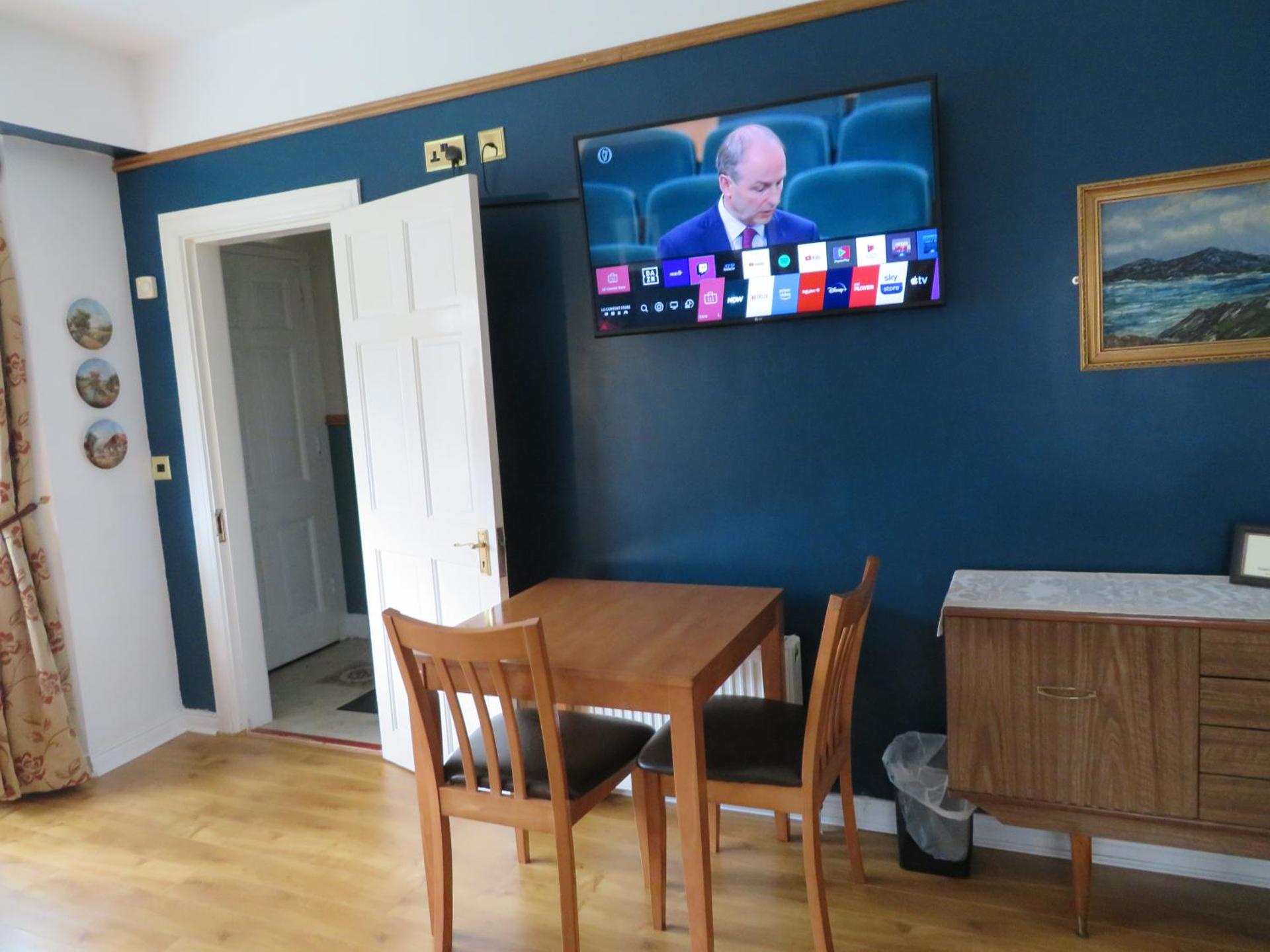 Communal lounge/ TV room