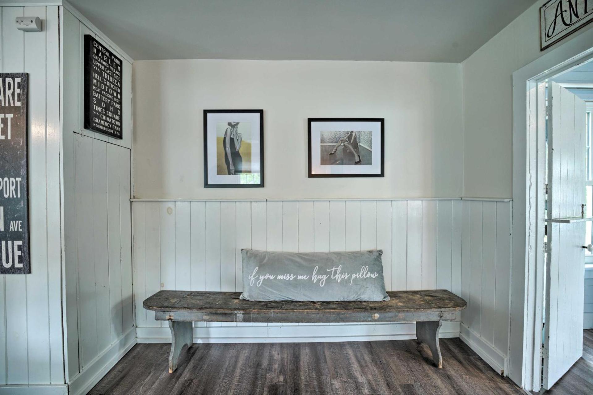 Romantic Country Apt by Lake Erie and Wineries!