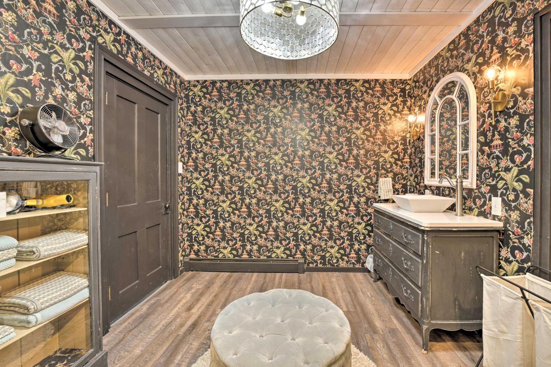 Romantic Country Apt by Lake Erie and Wineries!