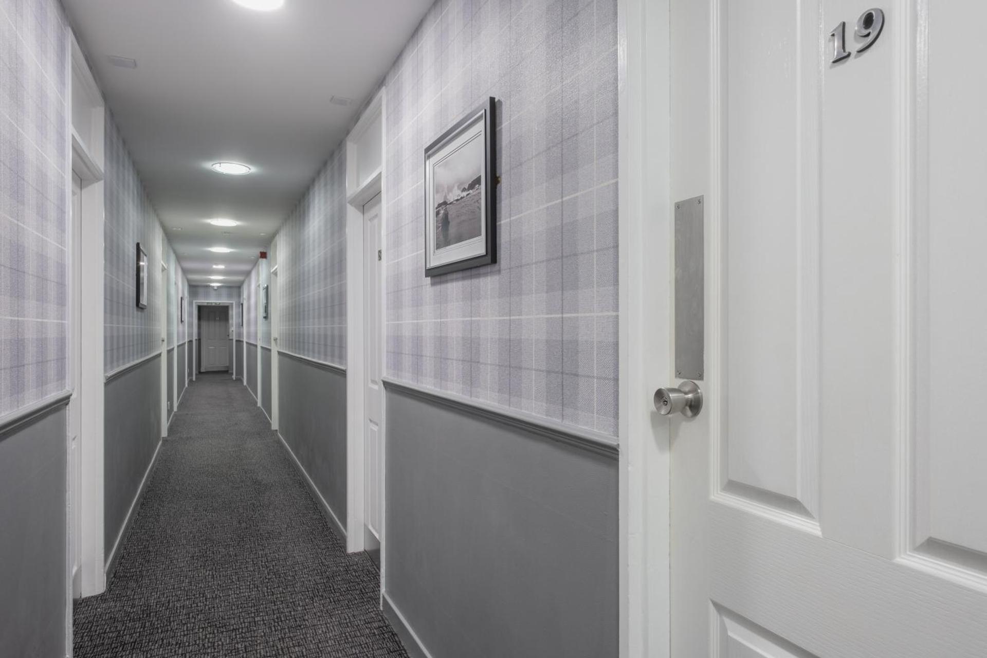 Number 44 Hotel & Bar