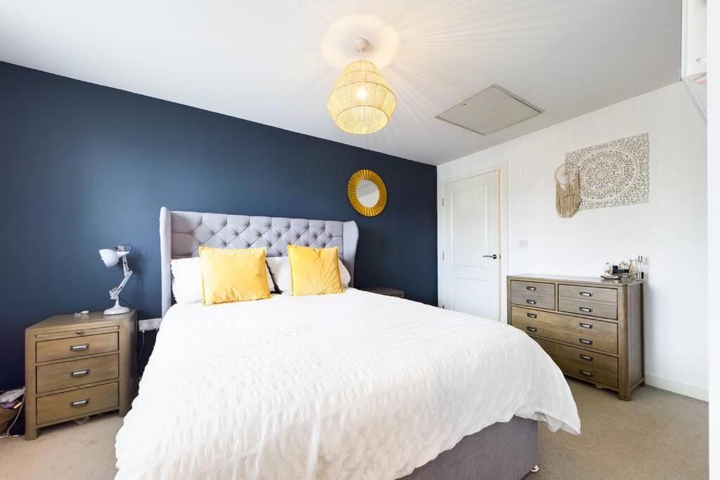 Chic City Centre Apartment With Allocated Parking