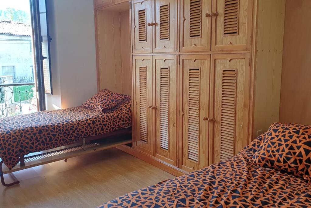 CASA NOGALES junto a PLAYA DE POO y SENDA. WIFI