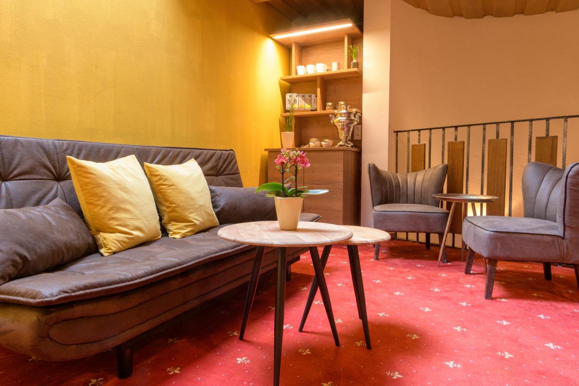 Communal lounge/ TV room