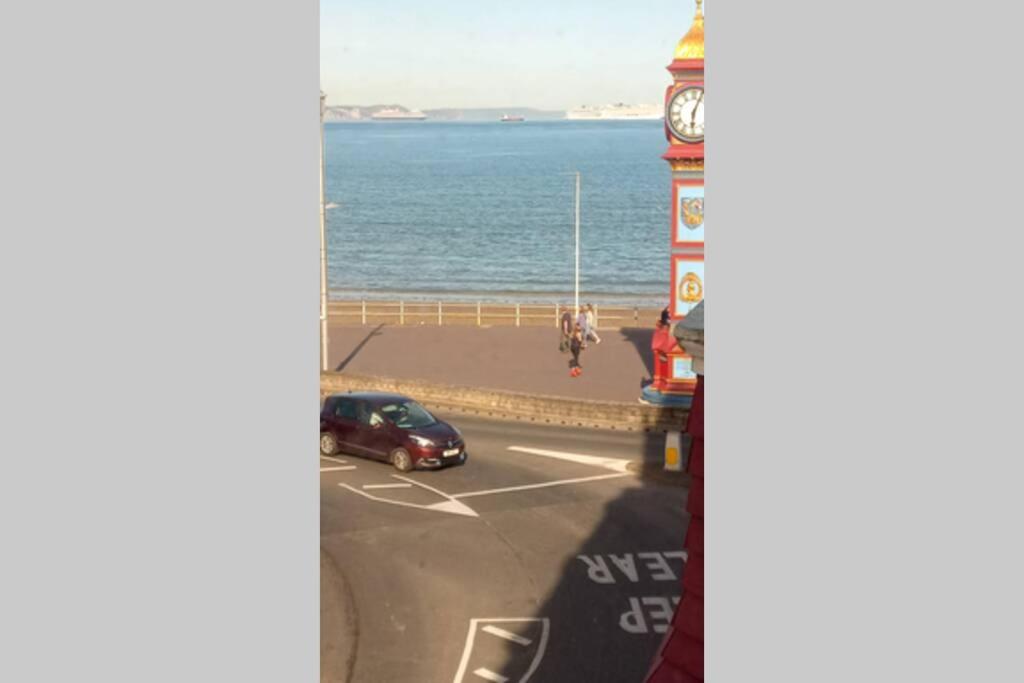 Amazing sea views ,brilliant location Apartment