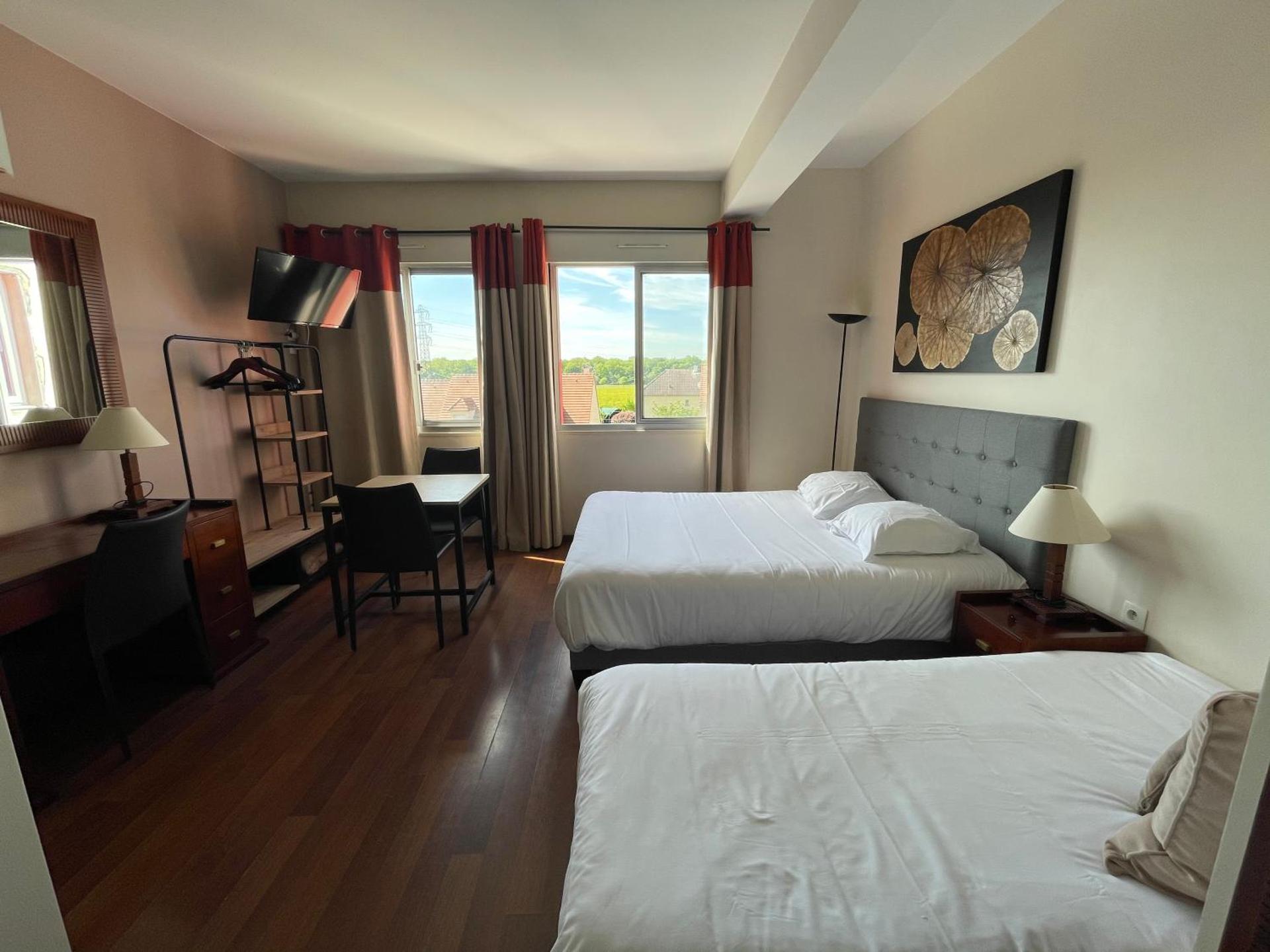 Studio with Twin Beds