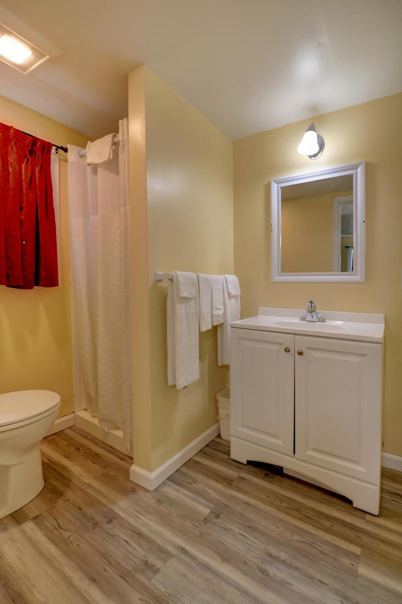 Standard Queen Room with Shower 