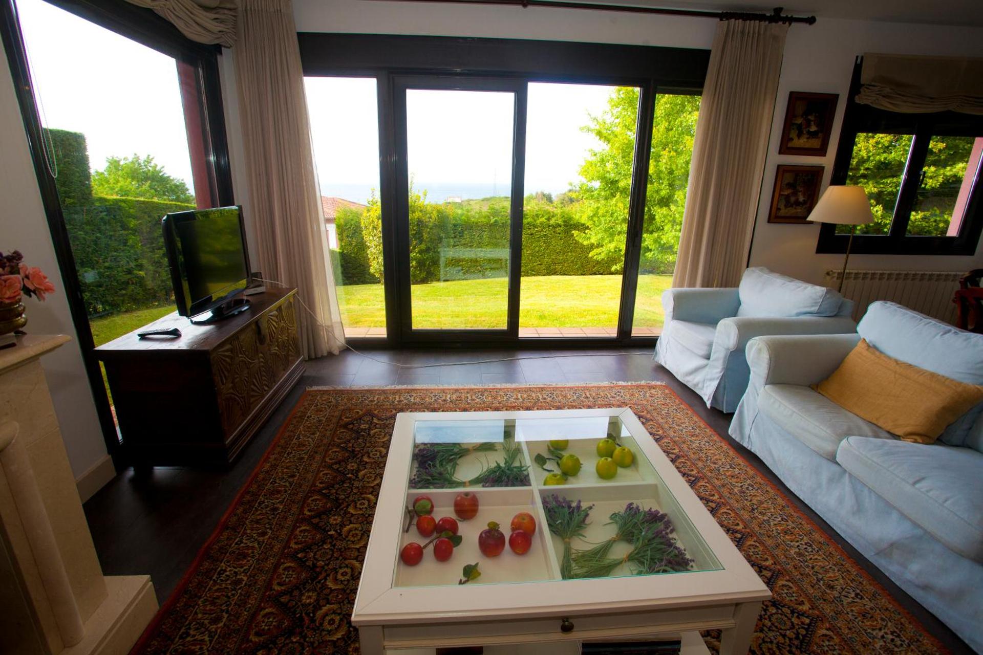 Communal lounge/ TV room