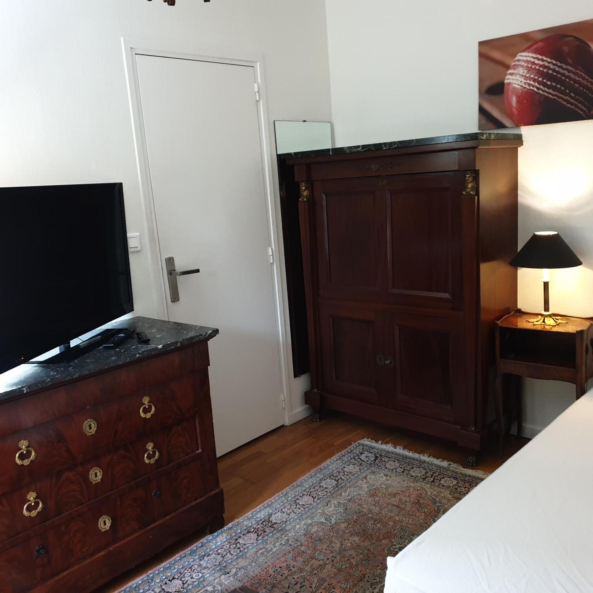 Chambre privée dans une maison avec piscine