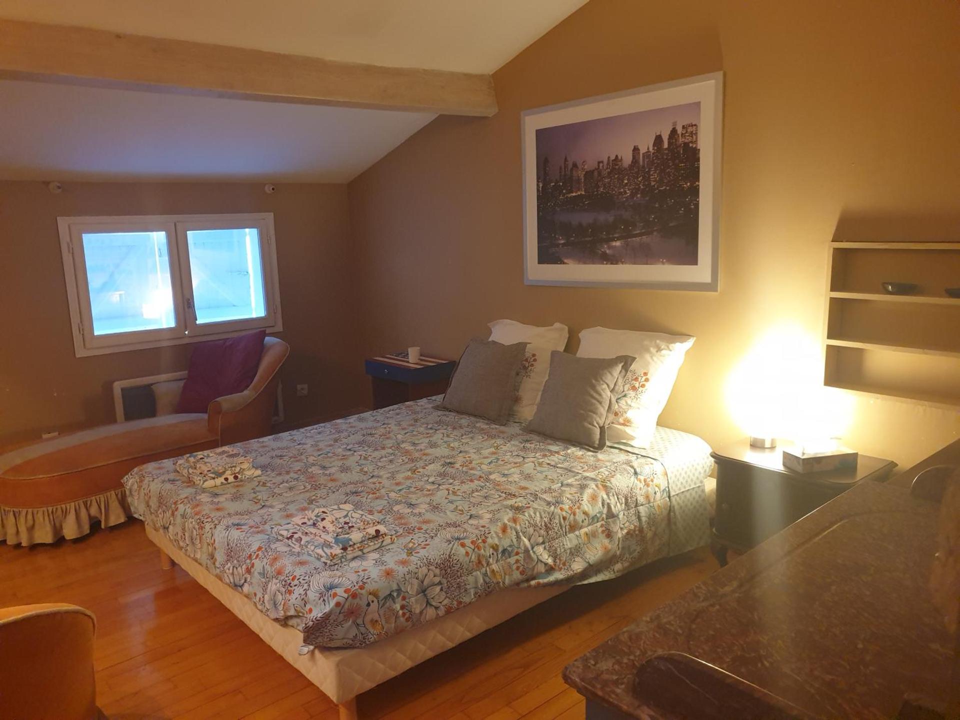 Chambre privée dans une maison avec piscine