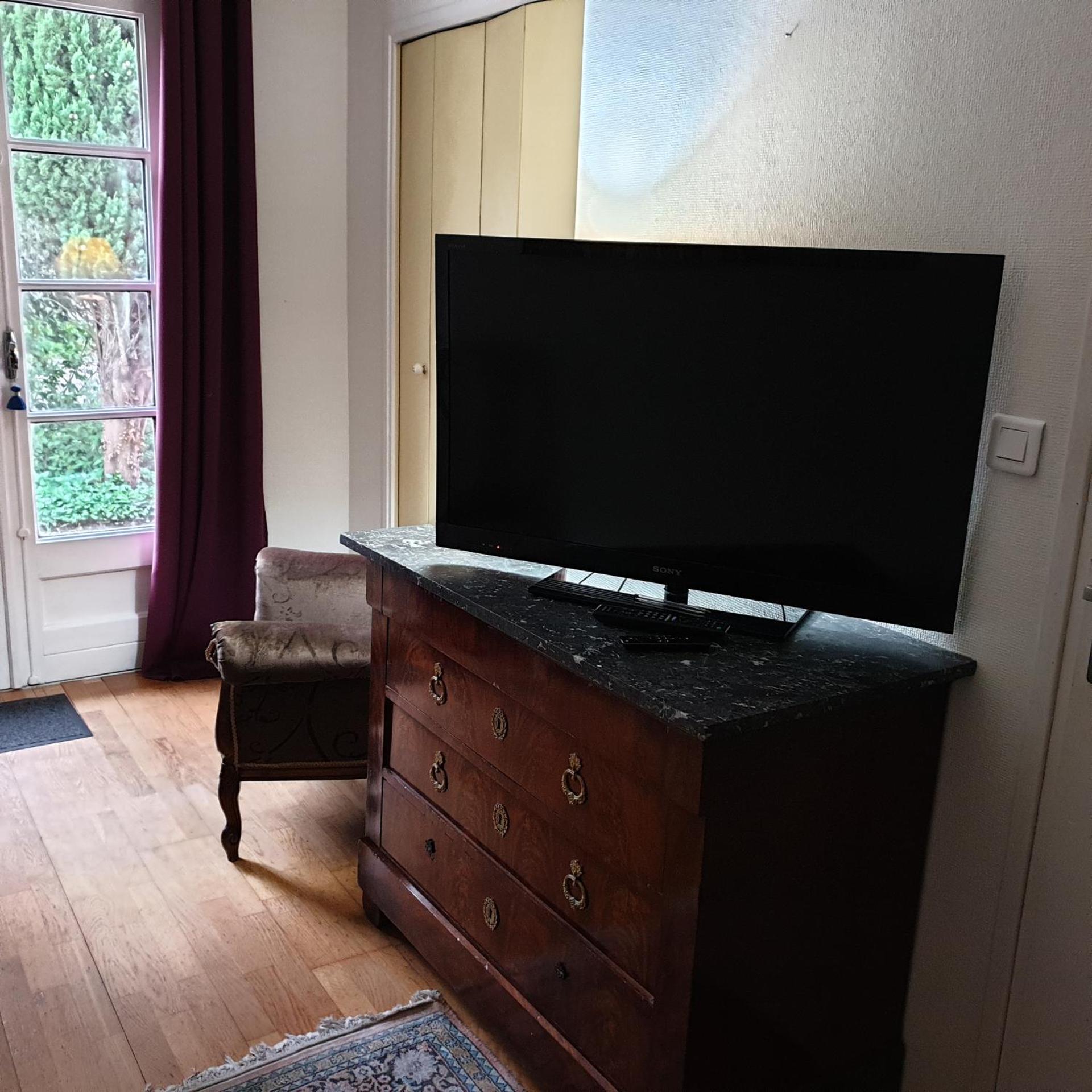 Chambre privée dans une maison avec piscine