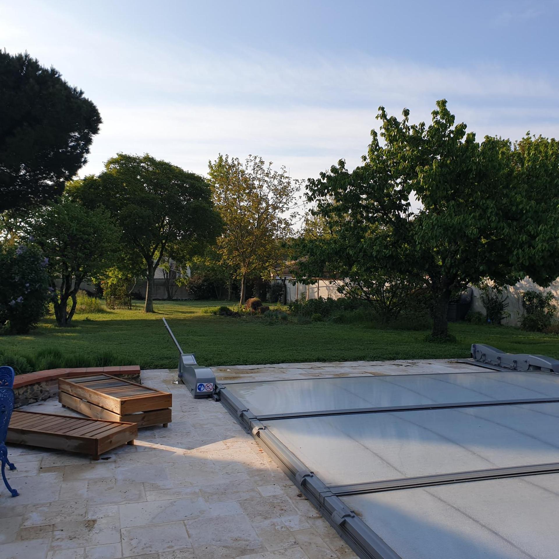 Chambre privée dans une maison avec piscine