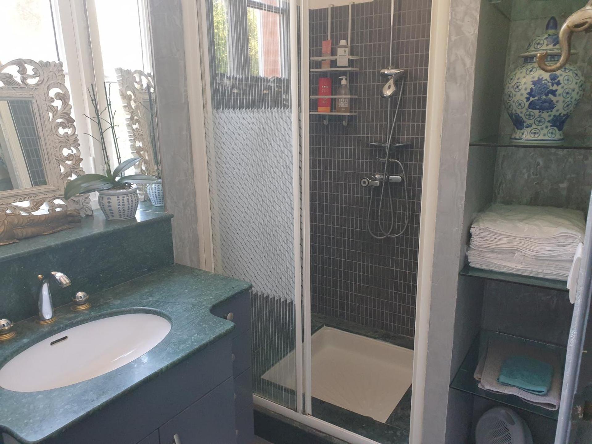 Chambre privée dans une maison avec piscine