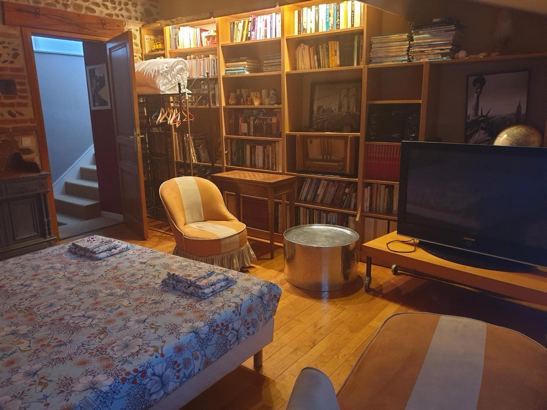 Chambre privée dans une maison avec piscine