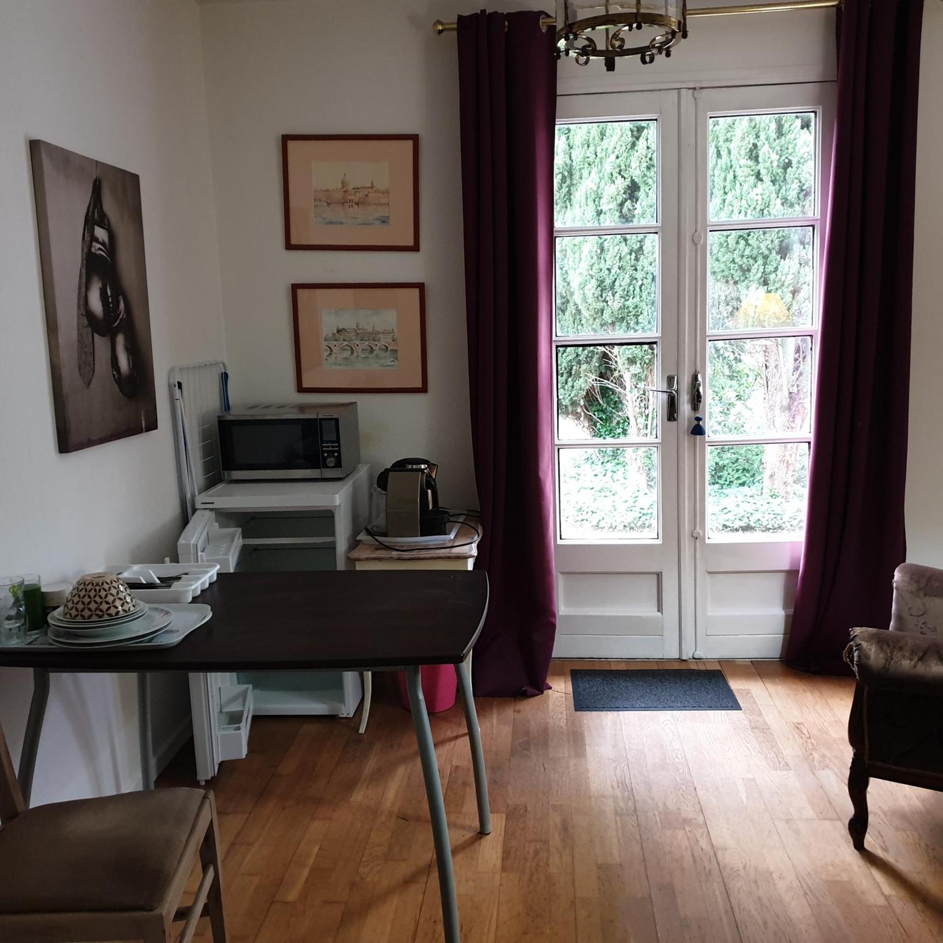 Chambre privée dans une maison avec piscine