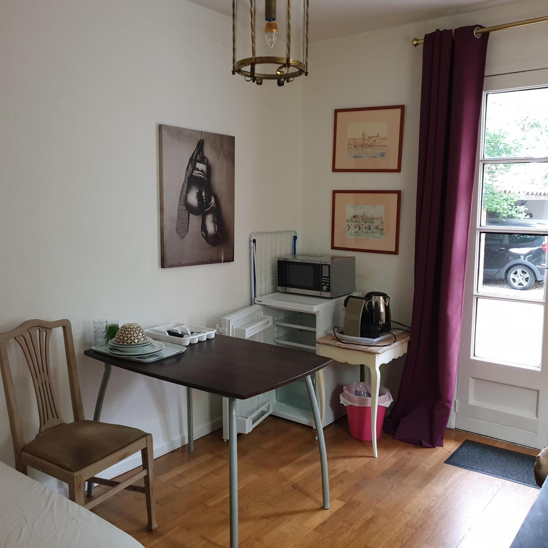 Chambre privée dans une maison avec piscine