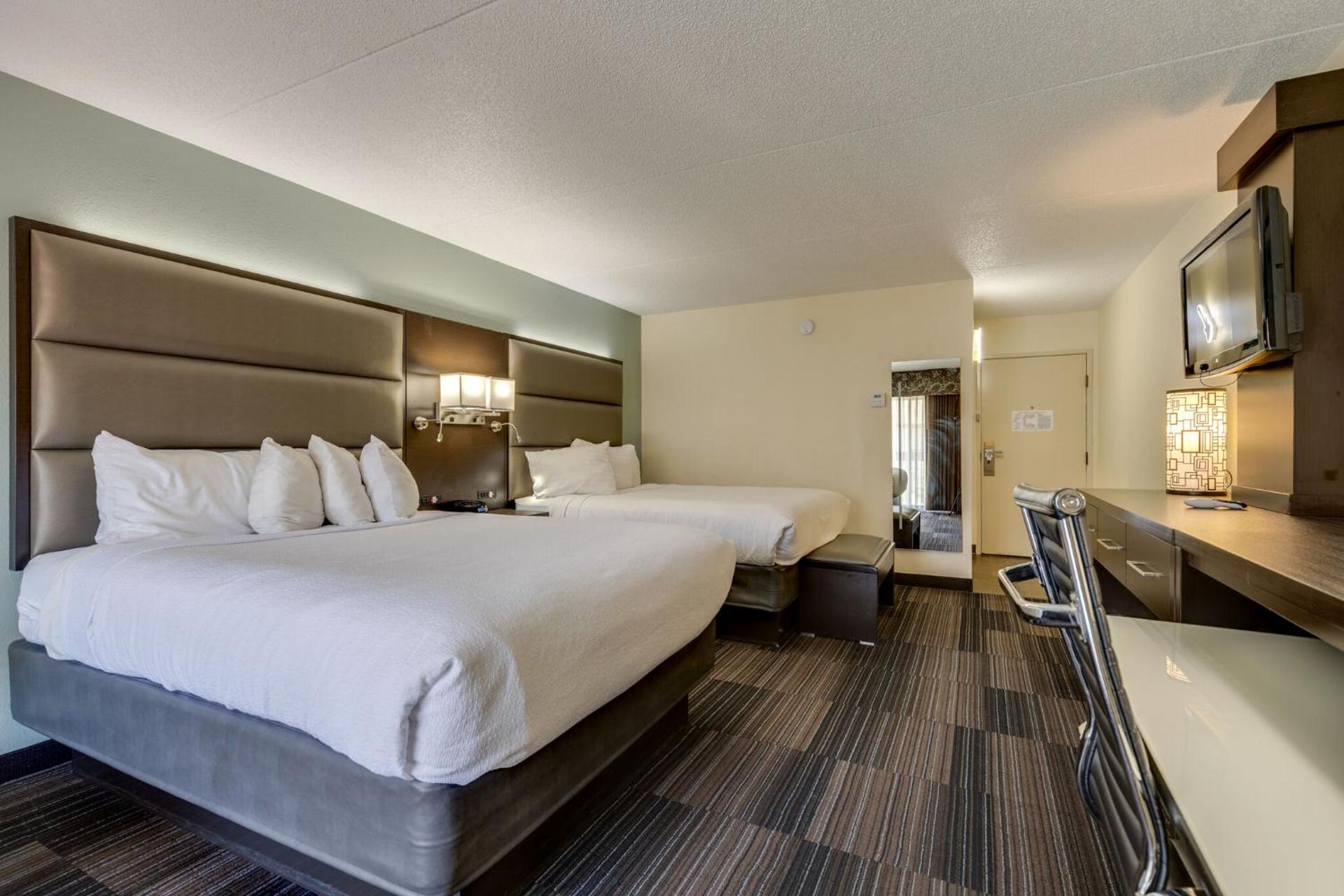 Queen Room with Two Queen Beds (Complimentary Happy Hour M-Sa)