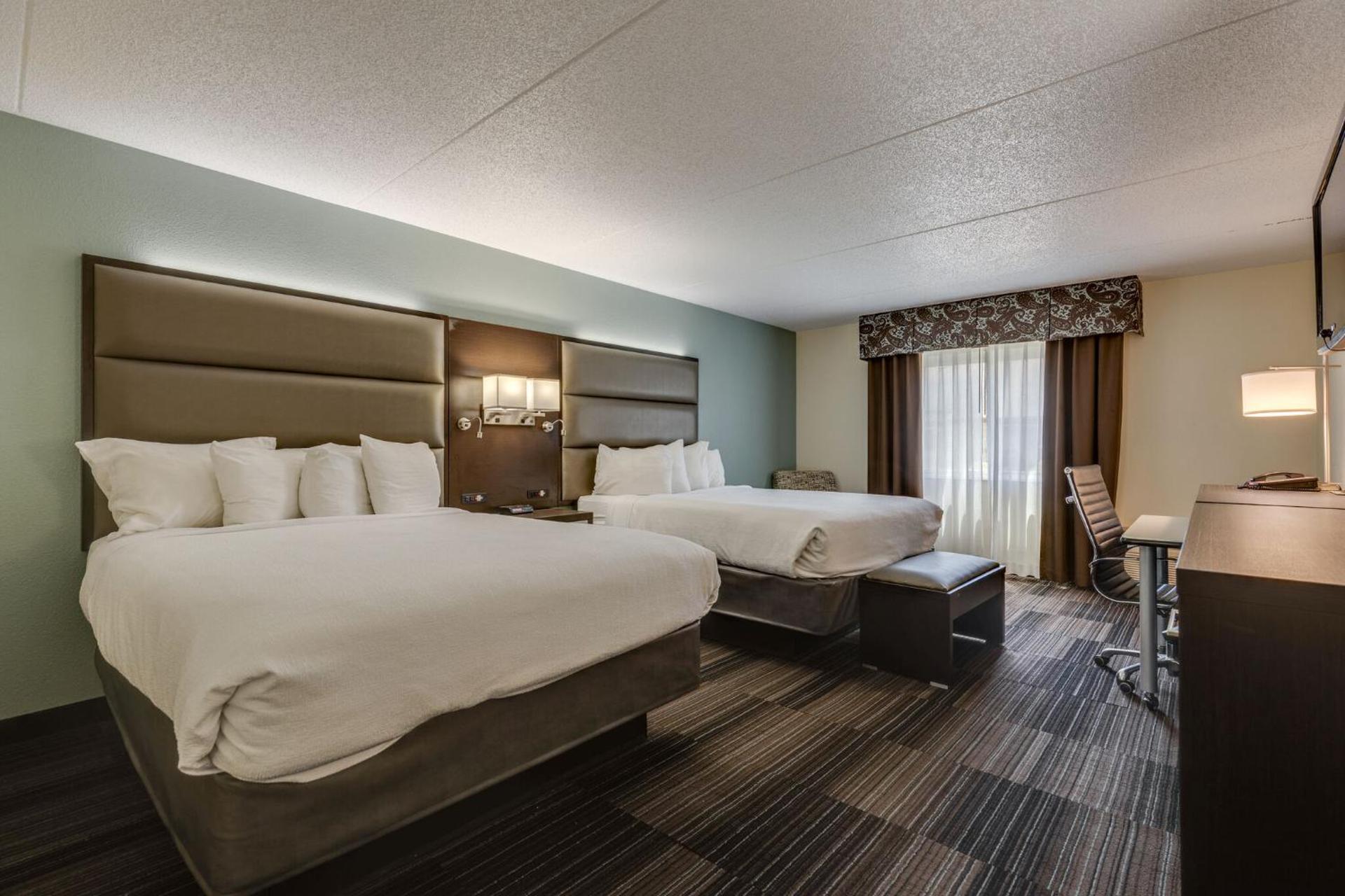 Two Queen Beds with Balcony/Patio (Complimentary Happy Hour M-Sa)