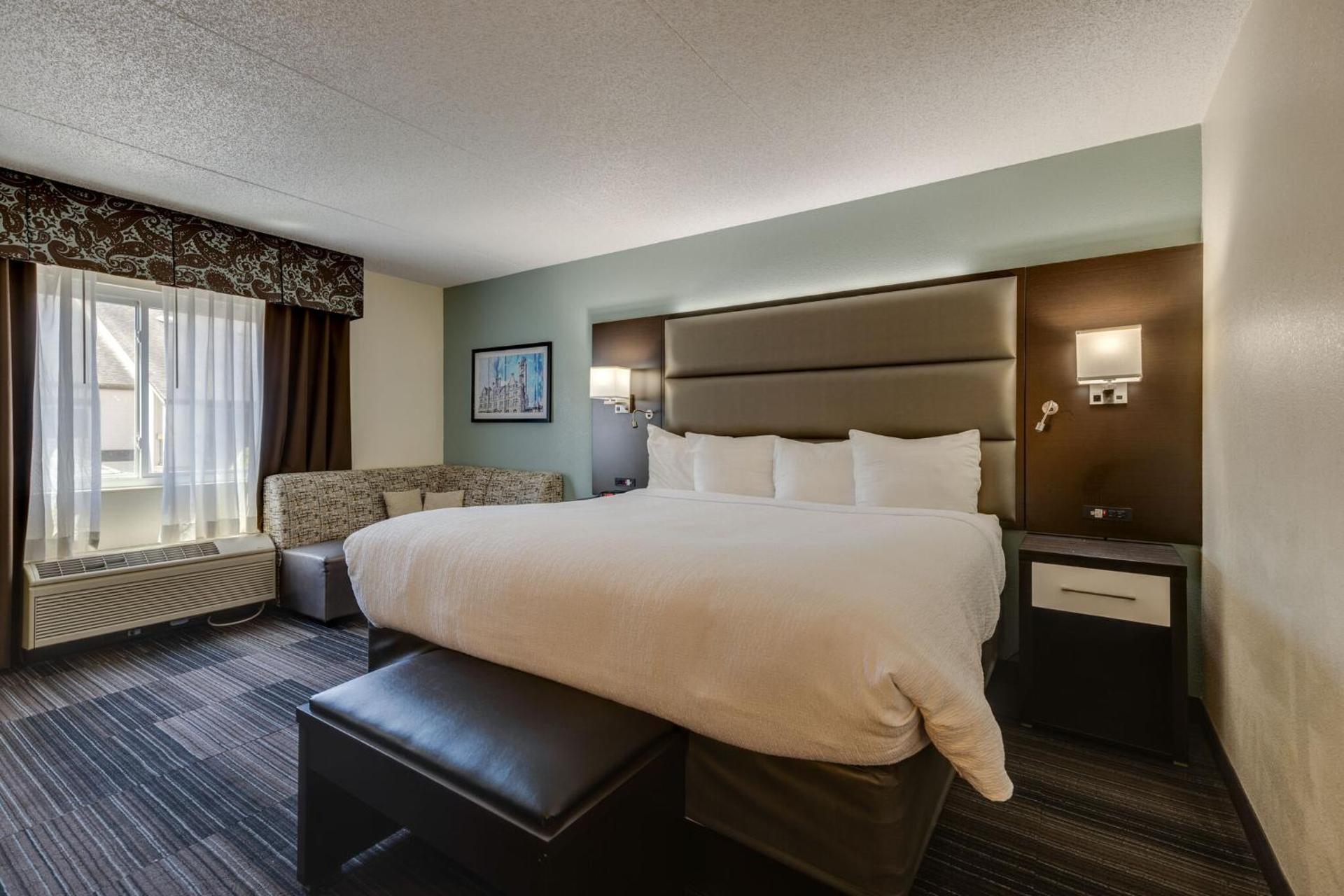 King Room (Complimentary Happy Hour M-Sa)