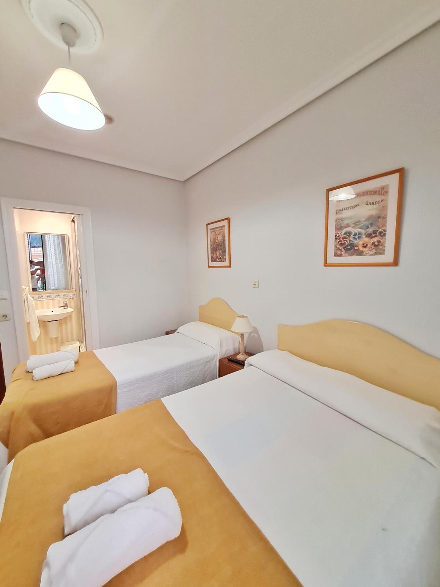 Standard Twin Room with Shared Bathroom