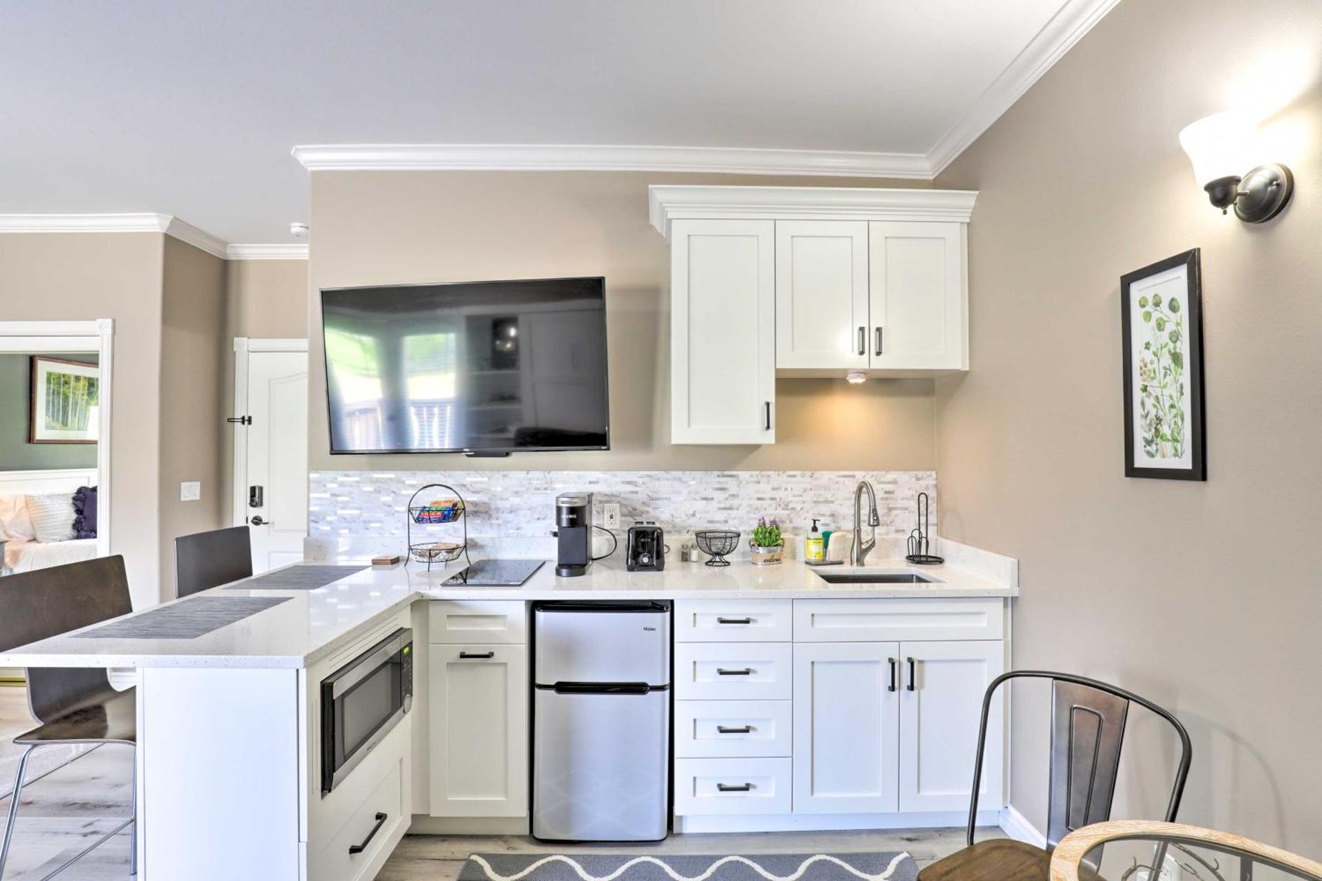 Peaceful Midway Studio with Mountain and Golf Views!