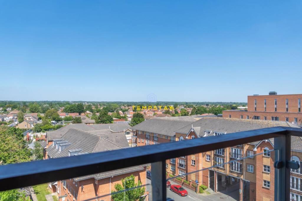 LONDON IN 15 MINS! STYLISH APARTMENT NEAR HEATHROW