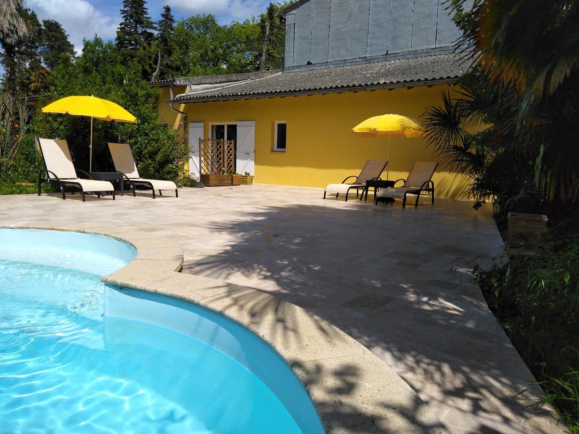 Apartment with Pool View 