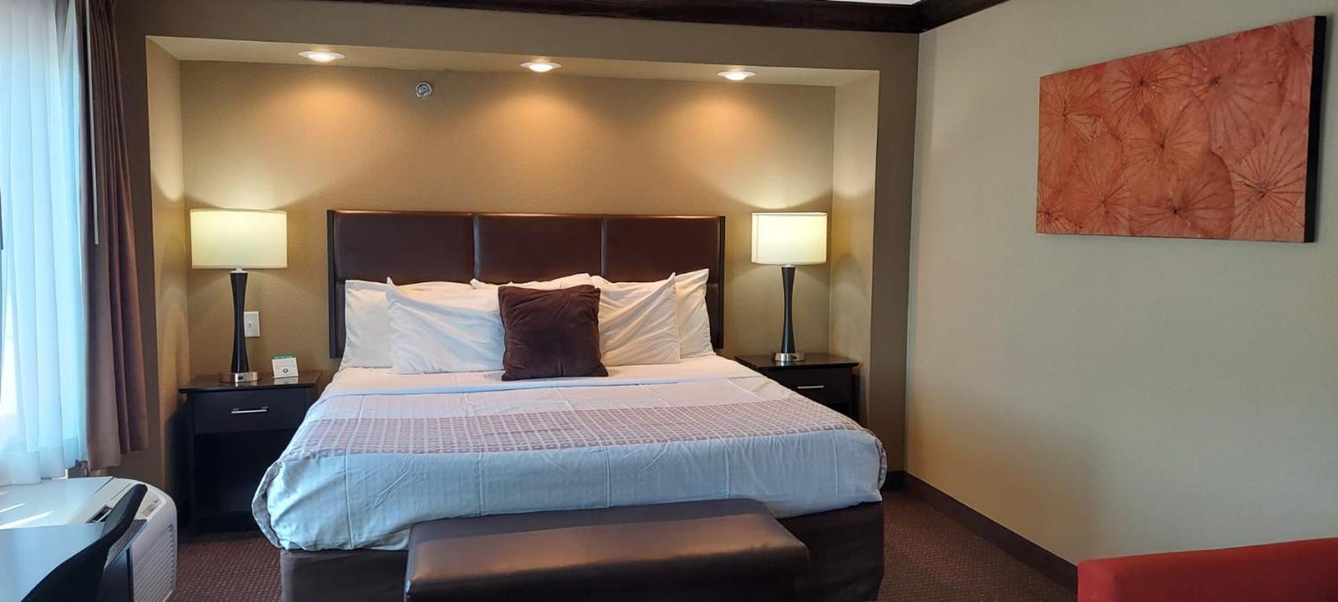 Parkwood Inn & Suites